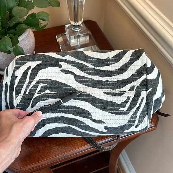 🎄♥️ Dooney & Bourke Canvas Zebra Victoria Bag, Pink Lining ♥️🎄 - Picture 8 of 16